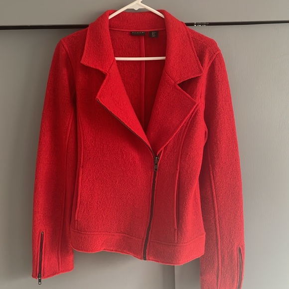 Tahari Jackets & Blazers - Tahari stylish 50% wool jacket